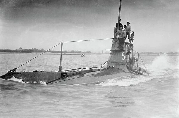 HMS A5, Royal Nay submarine, 1910s C016  /  2540