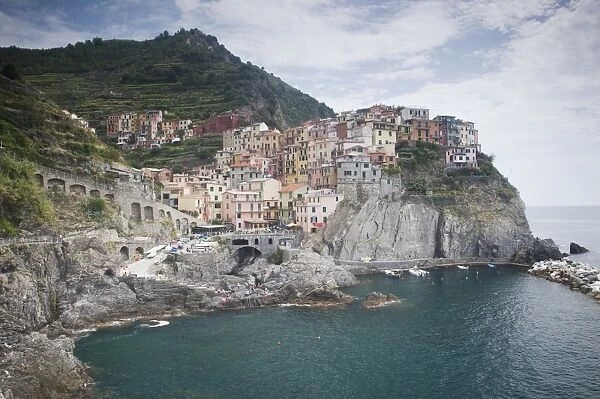 Italy, Liguria, Cinque Terre, Manarola, view of village and coastline
