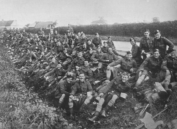 Royal Army Medical Corps recruits take a meal in the open, 1915