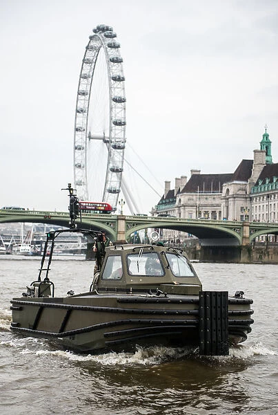Army Engineers Train for Ops on the Thames Amid Historic Race