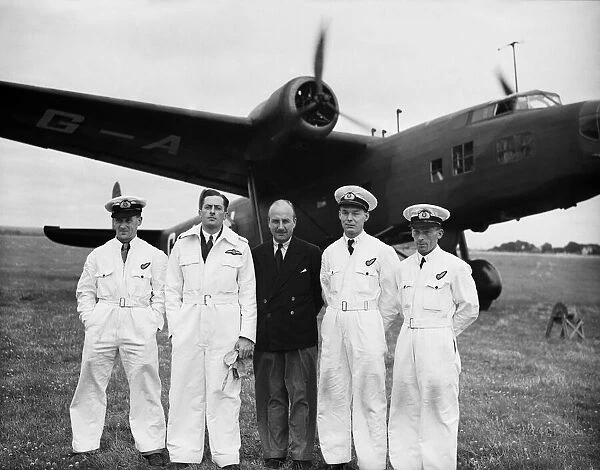 The crew of G-AFRL Handley Page H. P. 54 Harrow of Flight Refuelling Ltd pose with Sir Alan