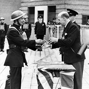 Lord Mayor of London presenting a cup, WW2