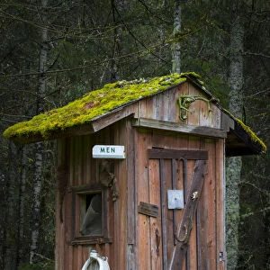 USA, Washington State, Elbe. Vintage outhouse