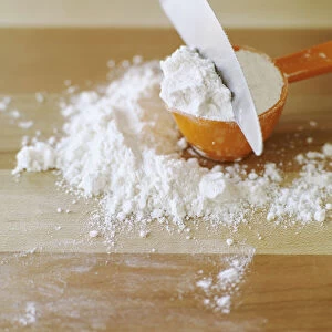 Levelling measuring cup of flour with back of knife
