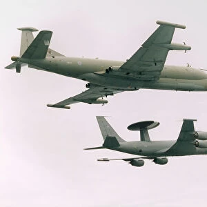 Formation of No 51 Squadron Nimrod R1 and Sentry AEW1 of No 8 / 23 Squadron. 10 / 04 / 2000
