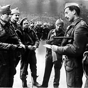 Lord Lovat gives orders to troops 1942